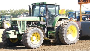 1992-96 John Deere 7800 Tractor Pulling in Edendale