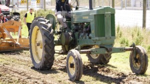 1952-56 John Deere 60 Antique Tractor Pulling in Edendale