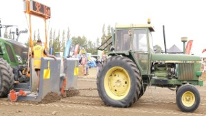Antique Tractor Pulling - 1984 John Deere 3140